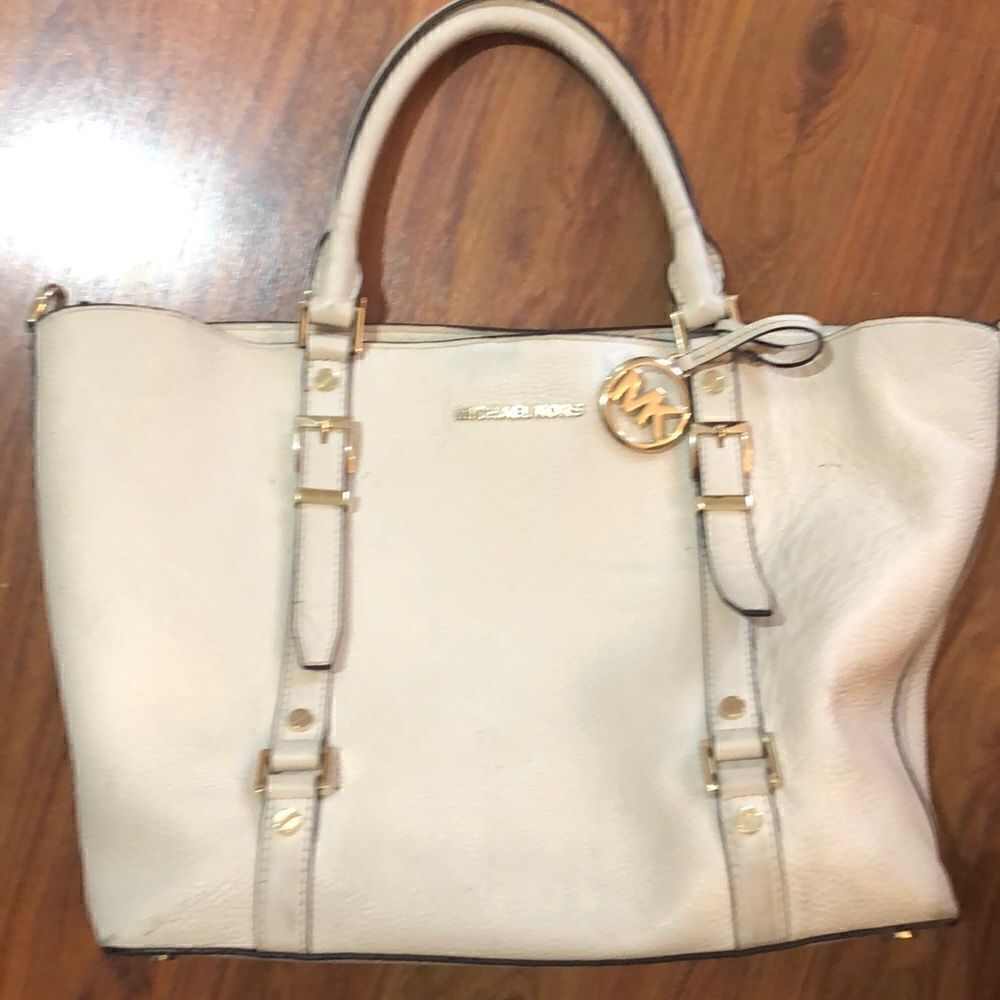 Michael Kors Cream Pebbled leather satchel handbag.